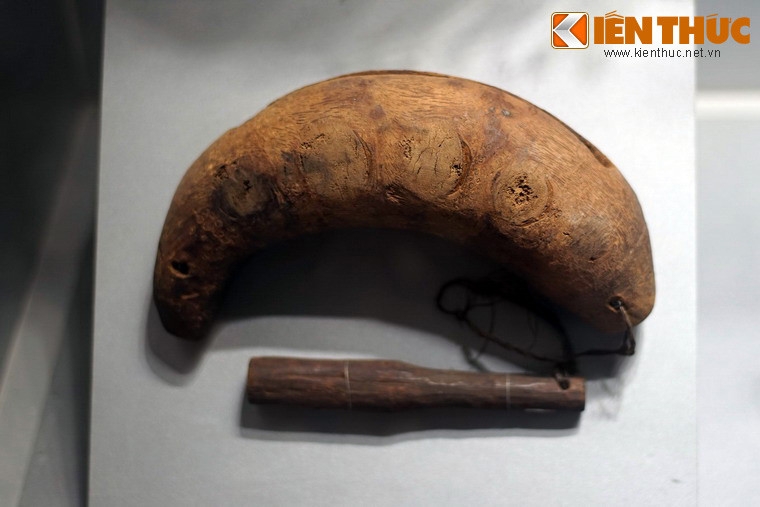 Mõ tre, ông Nguyễn Văn Nương, đội viên Thanh niên Tiền phong xã Qui Đức, huyện Bình Chánh dùng tập hợp nhân dân hay báo động khi có lính ruồng bố trong Cách mạng tháng 8.