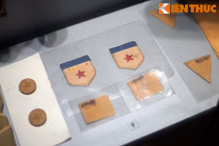 Huy hiệu, băng tay được trang bị cho đội Thanh niên Tiền phong trong những ngày đầu Cách mạng tháng 8 năm 1945.