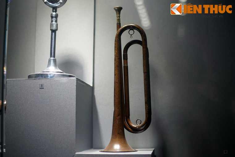 Kèn đồng do nhân dân xã Thuận Thành, huyện Cần Giuộc tịch thu của giặc Pháp trong cuộc biểu tình năm 1930. Ông Nguyễn Văn Báo ở ấp Phú Lạc, xã Đa Phước, huyện Bình Chánh dùng kèn này tập hợp đội Thanh thiếu niên Tiền phong trong cuộc Cách mạng tháng 8 ở Sài Gòn .