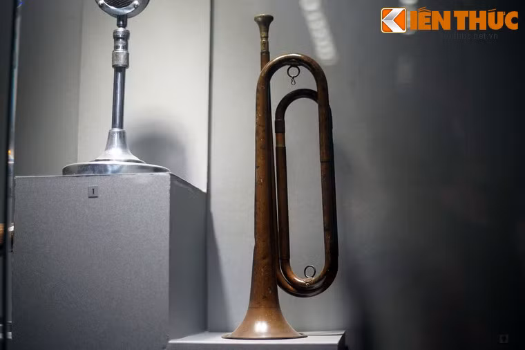 Kèn đồng do nhân dân xã Thuận Thành, huyện Cần Giuộc tịch thu của giặc Pháp trong cuộc biểu tình năm 1930. Ông Nguyễn Văn Báo ở ấp Phú Lạc, xã Đa Phước, huyện Bình Chánh dùng kèn này tập hợp đội Thanh thiếu niên Tiền phong trong cuộc Cách mạng tháng 8 ở Sài Gòn .