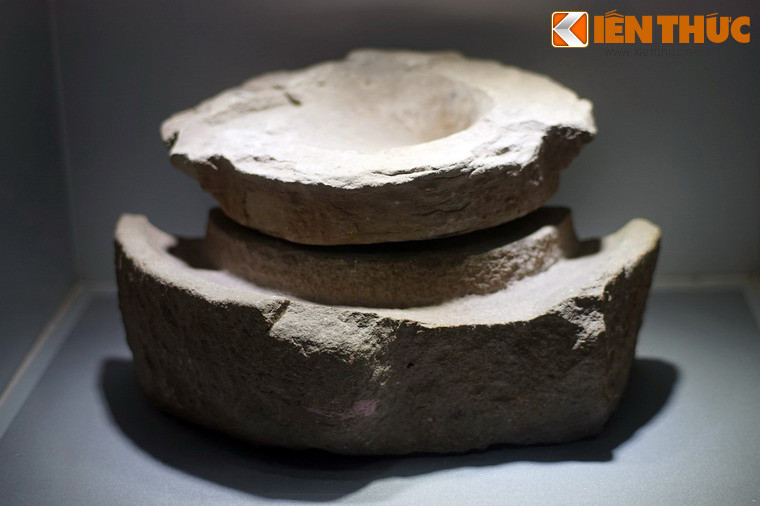 Chiếc cối đá của bà Chung Thị Sáu, cơ sở liên lạc của Xứ ủy Nam Kỳ dùng xay bột làm bánh nuôi giấu các chiến sĩ cách mạng giai đoạn 1930-1945.