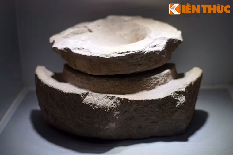 Chiếc cối đá của bà Chung Thị Sáu, cơ sở liên lạc của Xứ ủy Nam Kỳ dùng xay bột làm bánh nuôi giấu các chiến sĩ cách mạng giai đoạn 1930-1945.