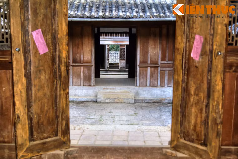 Cảc công trình này được ghép bằng các phiến đá do đồng bào dân tộc H'Mông ở nơi đây đục đẽo bằng tay rồi vận chuyển về từ cách đó 7 km để thi công.