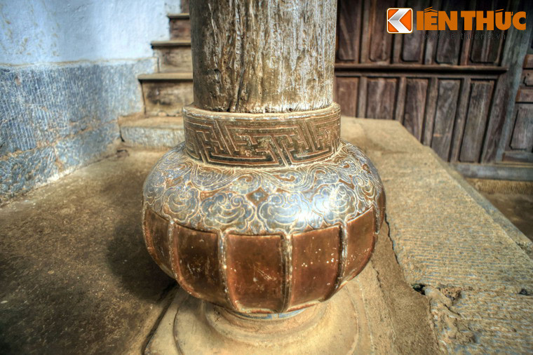 Đặc sắc nhất là hai chân cột của khu nhà chính được tạo hình quả anh túc bằng đá. Đây là một sự tôn vinh cây anh túc, nguyên liệu sản xuất thuốc phiện, ngành sản xuất gia tộc Vua Mèo nằm quyền kiểm soát ở cao nguyên đá.