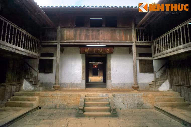 Đó chỉ mới là tiền đánh bóng, chưa kể tiền công đục đẽo, vận chuyển hai chân cột đá từ tỉnh Tứ Xuyên về Đồng Văn.