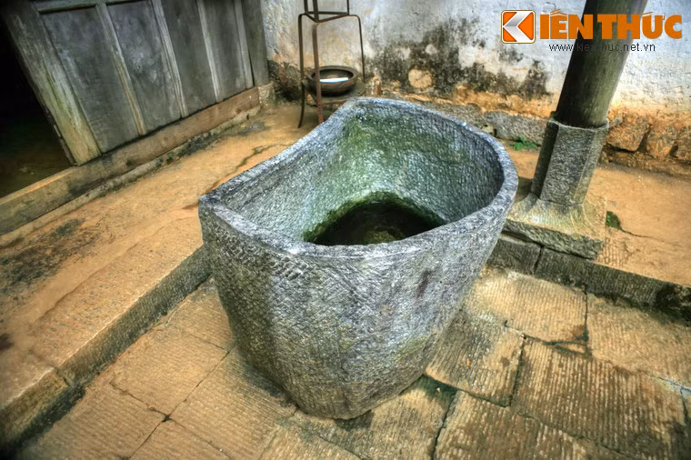 Ngoài hai cột đá anh túc, dinh Vua Mèo ngày nay còn lưu giữ một hiện vật bằng đá có 1-0-2. Đó là chiếc bồn tắm được chế tác từ một tảng đá nguyên khối, nặng hàng trăm kg.