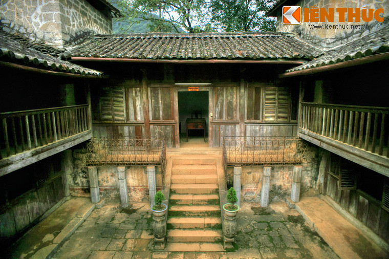 Thời điểm xây dựng dinh thự, nơi đây không hề có công cụ trợ giúp, đường sá thì hiểm trở vô cùng. Do đó, quá trình xây dựng dinh thự đòi hỏi một nguồn nhân công rất lớn.