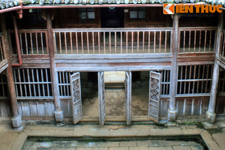 Các kết cầu làm bằng đá của dinh họ Vương gồm có tường bao, cổng, lối đi, nền sàn, chân tường, cột và các tháp canh, với một khối lượng đá được sử dụng rất lớn.