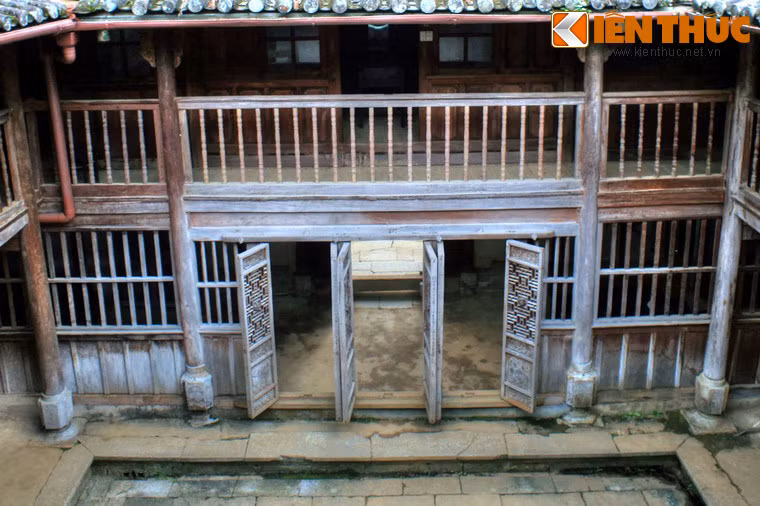 Các kết cầu làm bằng đá của dinh họ Vương gồm có tường bao, cổng, lối đi, nền sàn, chân tường, cột và các tháp canh, với một khối lượng đá được sử dụng rất lớn.