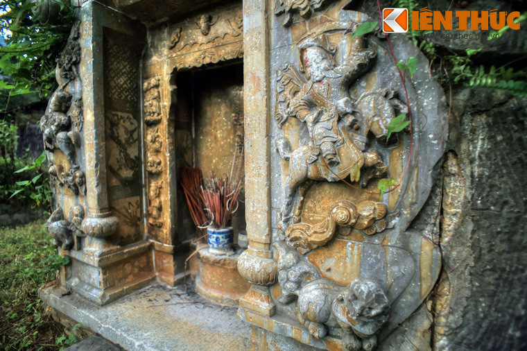 Chính giữa phiến đá là một bàn thờ và bia đá được chạm chìm vào bên trong. Hai bên có hai cột đá, chân cột tạo hình quả anh túc, giống như hai cột đá phía trước gian nhà trung tâm của dinh thự Vua Mèo.