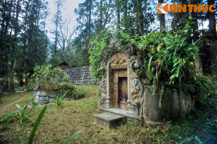 Sau khi bà ba mất, Vua Mèo Vương Chí Sình đã cho xây ngôi mộ thật kỳ công ở vị trí đẹp nhất để tưởng nhớ người vợ quá cố.