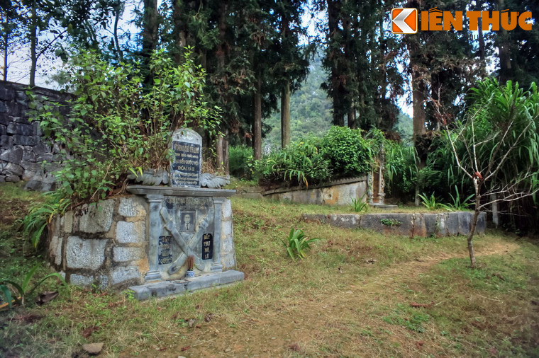 Ông Vương Chí Sình mất năm 1962. Mộ ông được xây cạnh mộ bà Trương Mỹ Thuận. Do được xây vào thời kỳ sau, kiến trúc ngôi mộ có phần đơn giản hơn nhiều so với mộ người vợ.