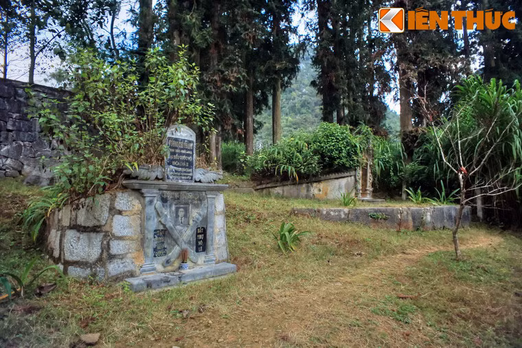 Ông Vương Chí Sình mất năm 1962. Mộ ông được xây cạnh mộ bà Trương Mỹ Thuận. Do được xây vào thời kỳ sau, kiến trúc ngôi mộ có phần đơn giản hơn nhiều so với mộ người vợ.