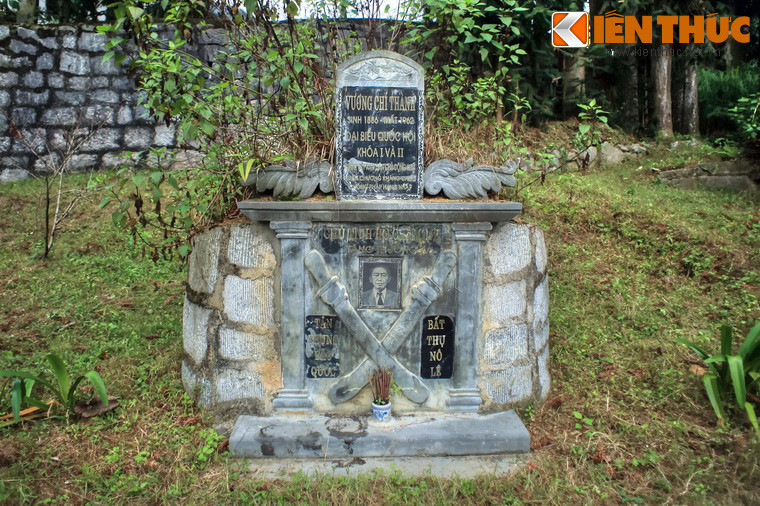 Bia mộ Vua Mèo ghi tên ông là Vương Chí Thành - tên Bác Hồ gọi Vua Mèo sau khi kết nghĩa anh em - cùng chức danh Đại biểu quốc hội khóa I và II nước VNDCCH. Mộ phần còn có dòng chữ “Tận trung báo quốc, bất thụ nô lệ”, từng được khắc trên thanh gươm Bác Hồ tặng cho Vua Mèo...