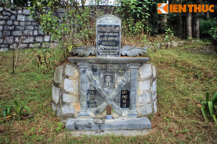 Bia mộ Vua Mèo ghi tên ông là Vương Chí Thành - tên Bác Hồ gọi Vua Mèo sau khi kết nghĩa anh em - cùng chức danh Đại biểu quốc hội khóa I và II nước VNDCCH. Mộ phần còn có dòng chữ “Tận trung báo quốc, bất thụ nô lệ”, từng được khắc trên thanh gươm Bác Hồ tặng cho Vua Mèo...