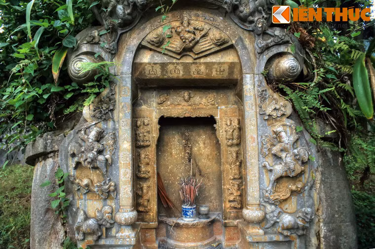 Nét đặc sắc của ngô mộ tập trung ở mặt trước, là một phiến đá nguyên khối với những tác phẩm chạm khắc rất cầu kỳ và sinh động, mang đậm nét văn hóa Trung Hoa.