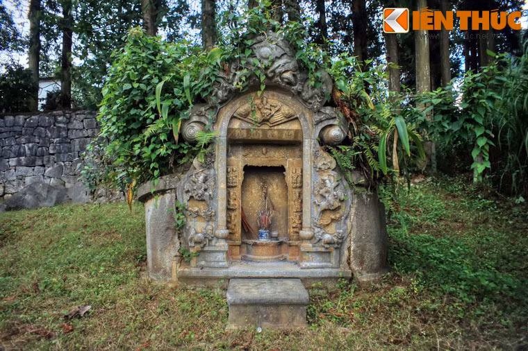 Cạnh lối vào khu dinh thự Vua Mèo ở cao nguyên đá Đồng Văn có một nghĩa trang nhỏ. Trong các ngôi mộ ở đây, có một ngôi mộ nằm ở vị trí cao nhất và được xây dựng cầu kỳ hơn cả. Đó chính là mộ bà Trương Mỹ Thuận, vợ thứ ba của Vua Mèo Vương Chí Sình.