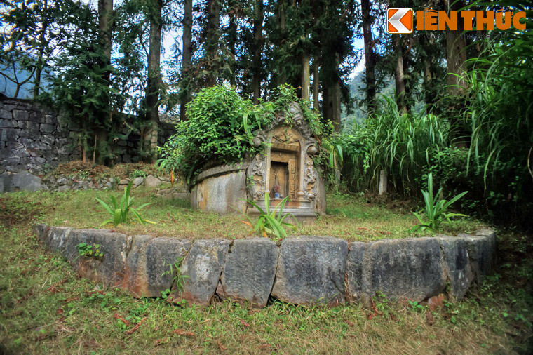 Ngôi mộ nằm trên một nền đất cao, được gia cố bằng các phiến đá đẽo gọt cẩn thận. Thành mộ cũng ốp đá, mặt trên để đất để cho cây cối mọc.