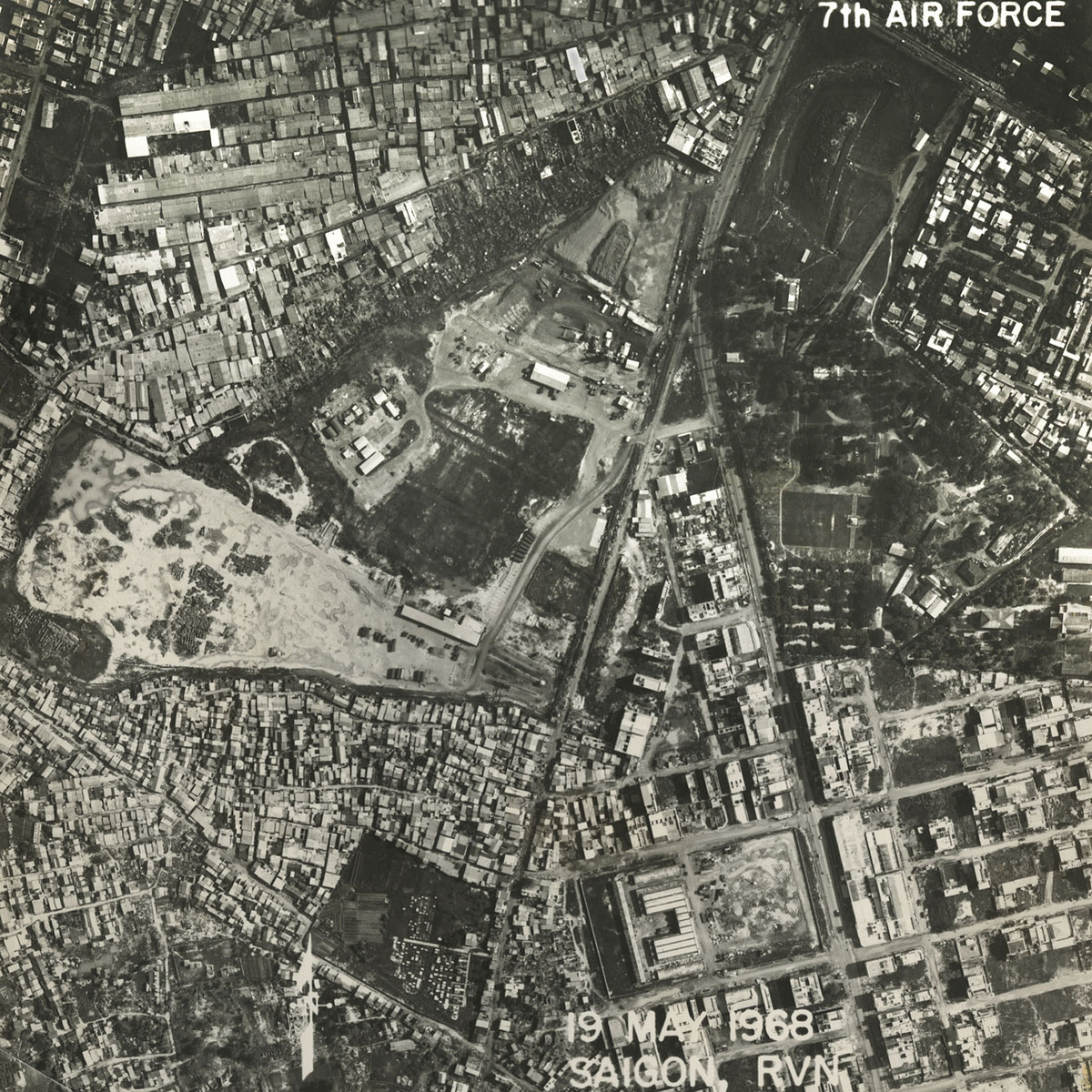 Đường Lạc Long Quân (trái) và đường Nguyễn Văn Thoại (nay là đường Lý Thường Kiệt). Khu đất lớn giữa hai con đường nay là chợ Tân Bình. Ảnh: Vietnam Center and Archive.