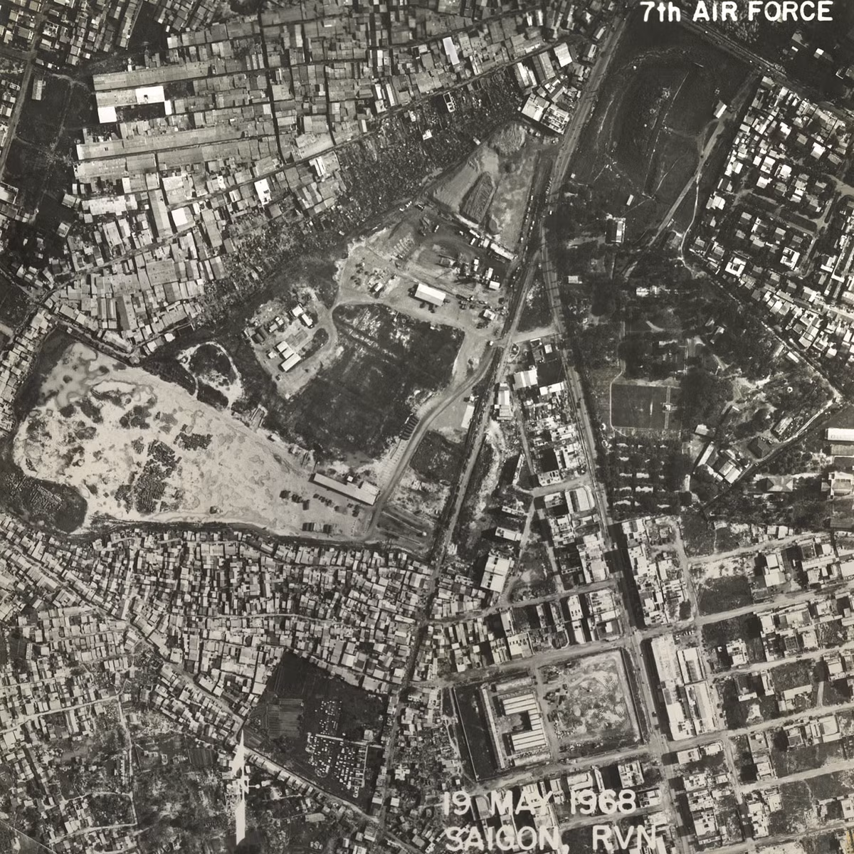 Đường Lạc Long Quân (trái) và đường Nguyễn Văn Thoại (nay là đường Lý Thường Kiệt). Khu đất lớn giữa hai con đường nay là chợ Tân Bình. Ảnh: Vietnam Center and Archive.