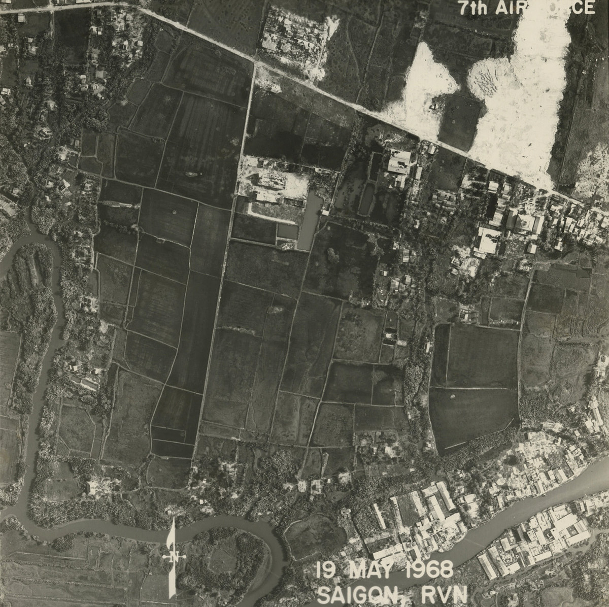 Khu vực nay là phưởng 10, quận 6 với đường Trần Văn Kiểu (dưới) và Lý Chiêu Hoàng (trên). Ảnh: Vietnam Center and Archive.