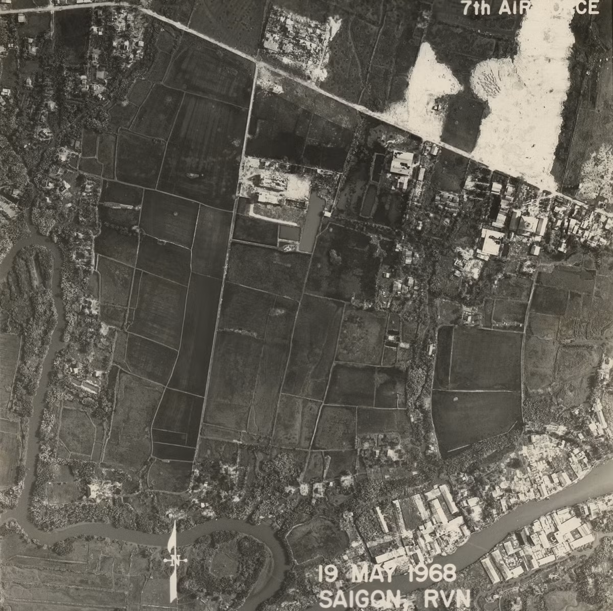 Khu vực nay là phưởng 10, quận 6 với đường Trần Văn Kiểu (dưới) và Lý Chiêu Hoàng (trên). Ảnh: Vietnam Center and Archive.