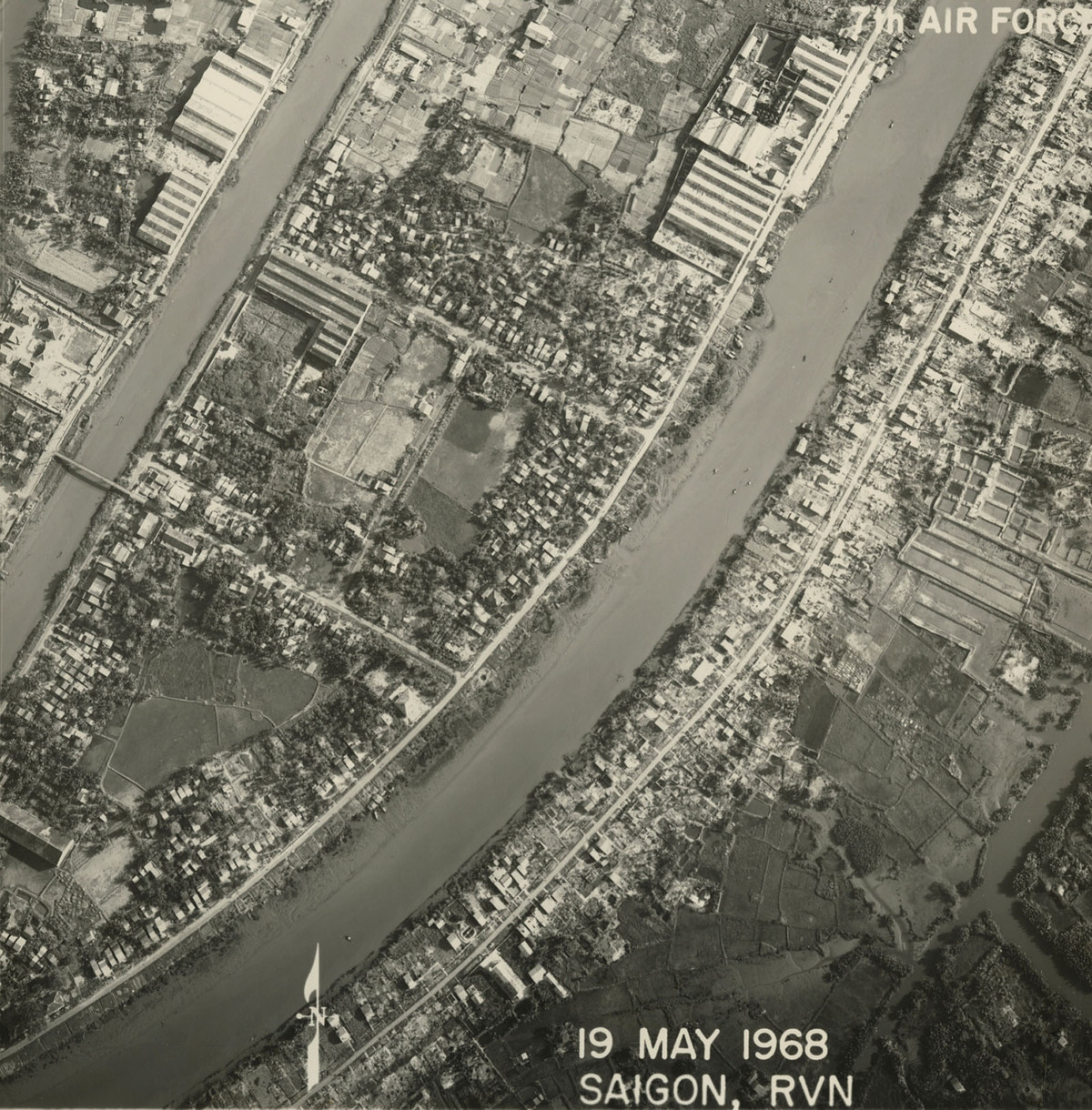 Khu vực phường 17 và phường 7 quận 8 ngày nay với kênh Lò Gốm (trái) và kênh Đôi (phải). Ảnh: Vietnam Center and Archive.