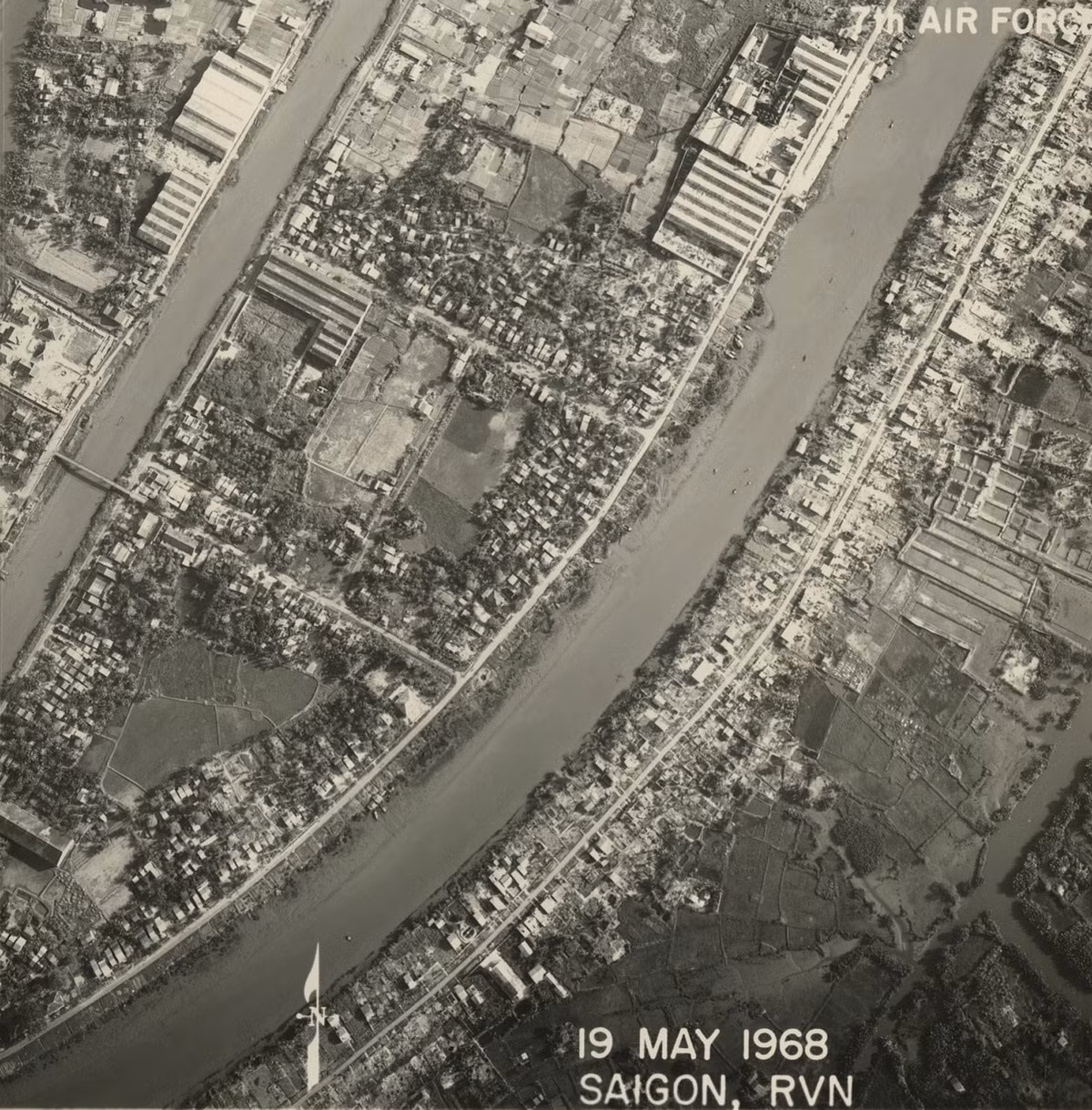 Khu vực phường 17 và phường 7 quận 8 ngày nay với kênh Lò Gốm (trái) và kênh Đôi (phải). Ảnh: Vietnam Center and Archive.