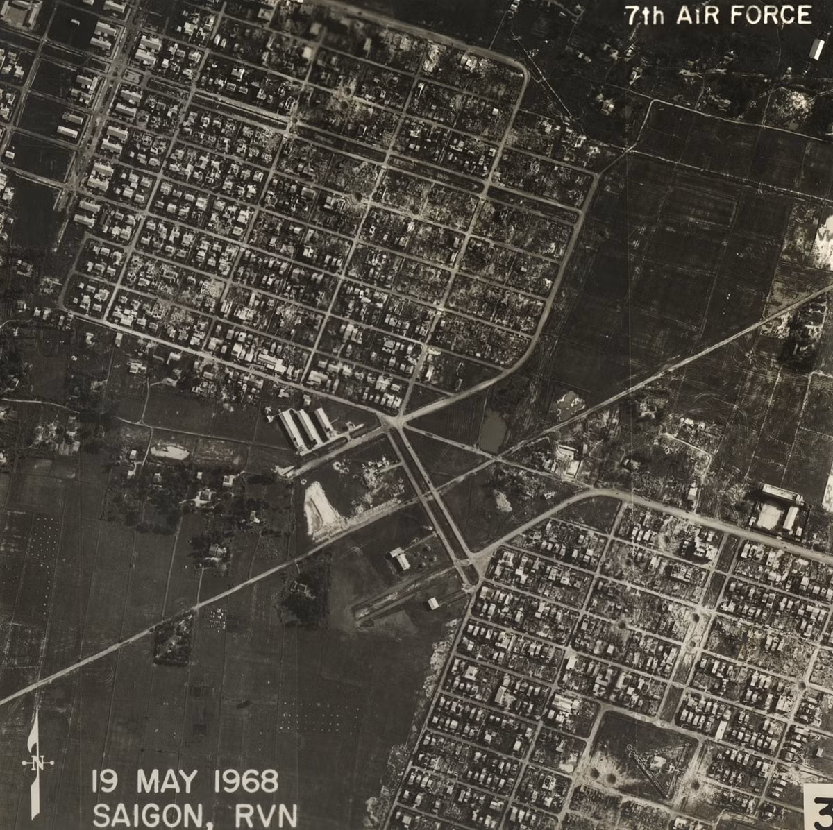 Các khu dân cư ở quận Tân Phú. Hai con đường cắt ngang bức ảnh nay là đường Thoại Ngọc Hầu và đường Thạch Lam. Ảnh: Vietnam Center and Archive.