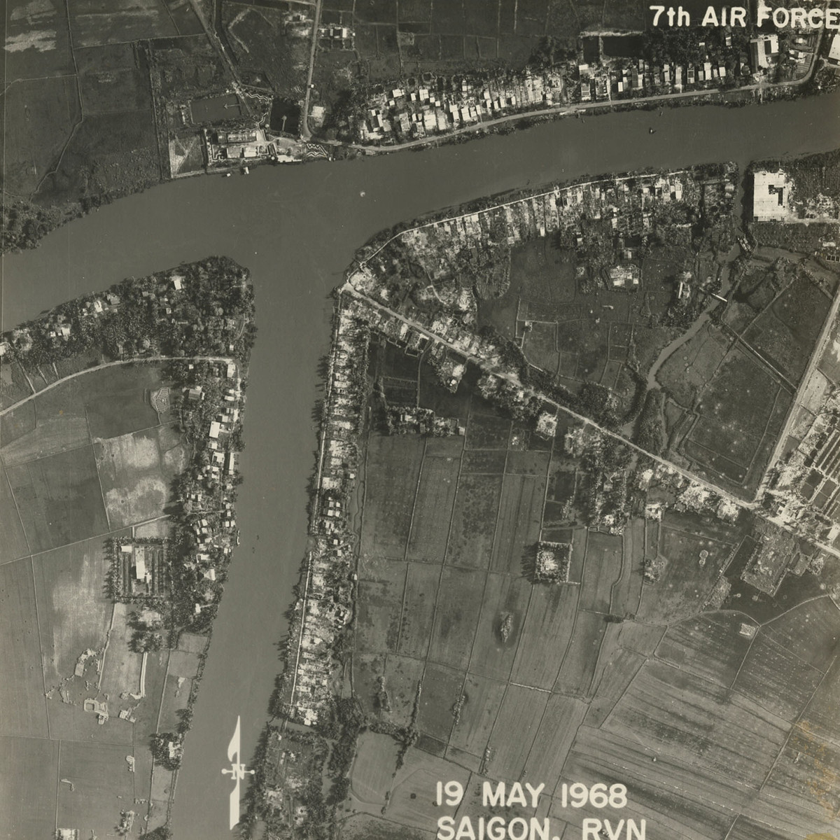 Ngã ba sông Chợ Đệm - sông Cần Giuộc và xóm Đồng Phú, nay là khu dân cư Phú Lợi, đường Ba Tơ, quận 8. Ảnh: Vietnam Center and Archive.