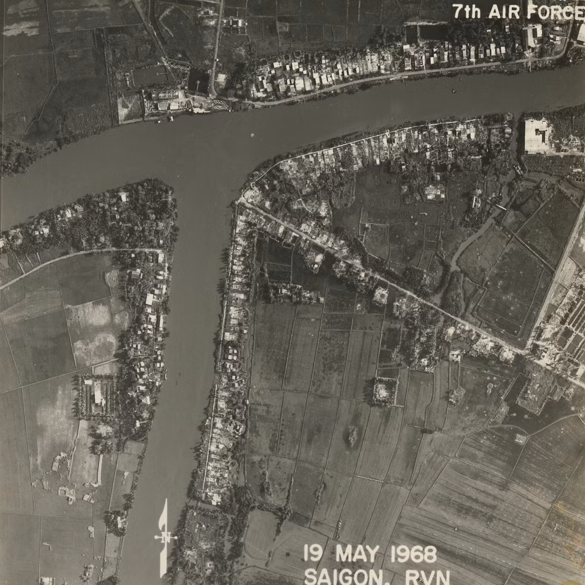 Ngã ba sông Chợ Đệm - sông Cần Giuộc và xóm Đồng Phú, nay là khu dân cư Phú Lợi, đường Ba Tơ, quận 8. Ảnh: Vietnam Center and Archive.