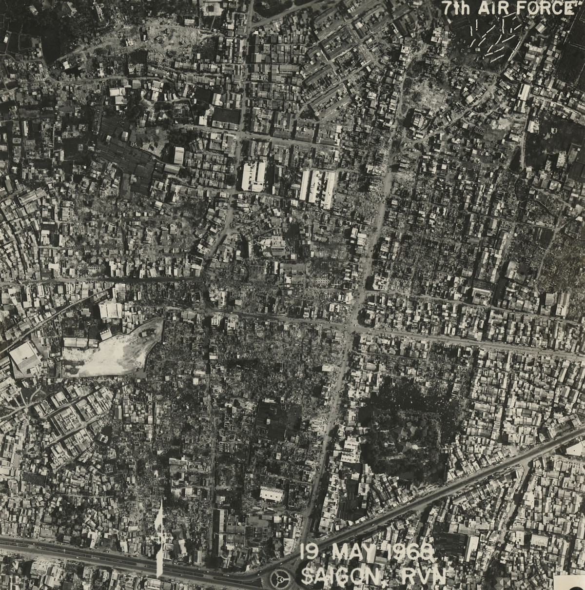 Khu vực phường Bình Thới, quận 11. Bên dưới là Vòng xoay Cây Gõ - giao lộ Trần Quốc Toản (nay là đường 3 Tháng2) - Minh Phụng - Lục Tỉnh (nay là đường Hồng Bàng). Ảnh: Vietnam Center and Archive.