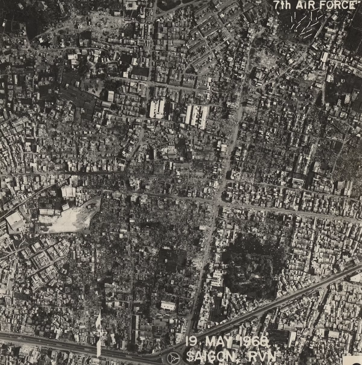 Khu vực phường Bình Thới, quận 11. Bên dưới là Vòng xoay Cây Gõ - giao lộ Trần Quốc Toản (nay là đường 3 Tháng2) - Minh Phụng - Lục Tỉnh (nay là đường Hồng Bàng). Ảnh: Vietnam Center and Archive.