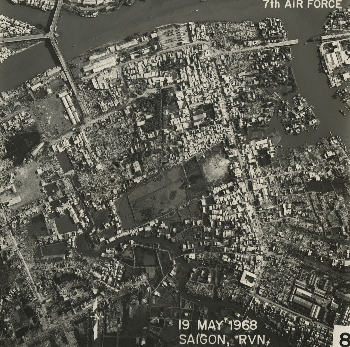 Khu vực Cầu Chữ Y (góc trên bên trái) và Đường Dương Bá Trạc ở quận 8. Cầu Rạch Ông (góc trên bên phải) bị sập trong chiến sự Mậu Thân. Ảnh: Vietnam Center and Archive.