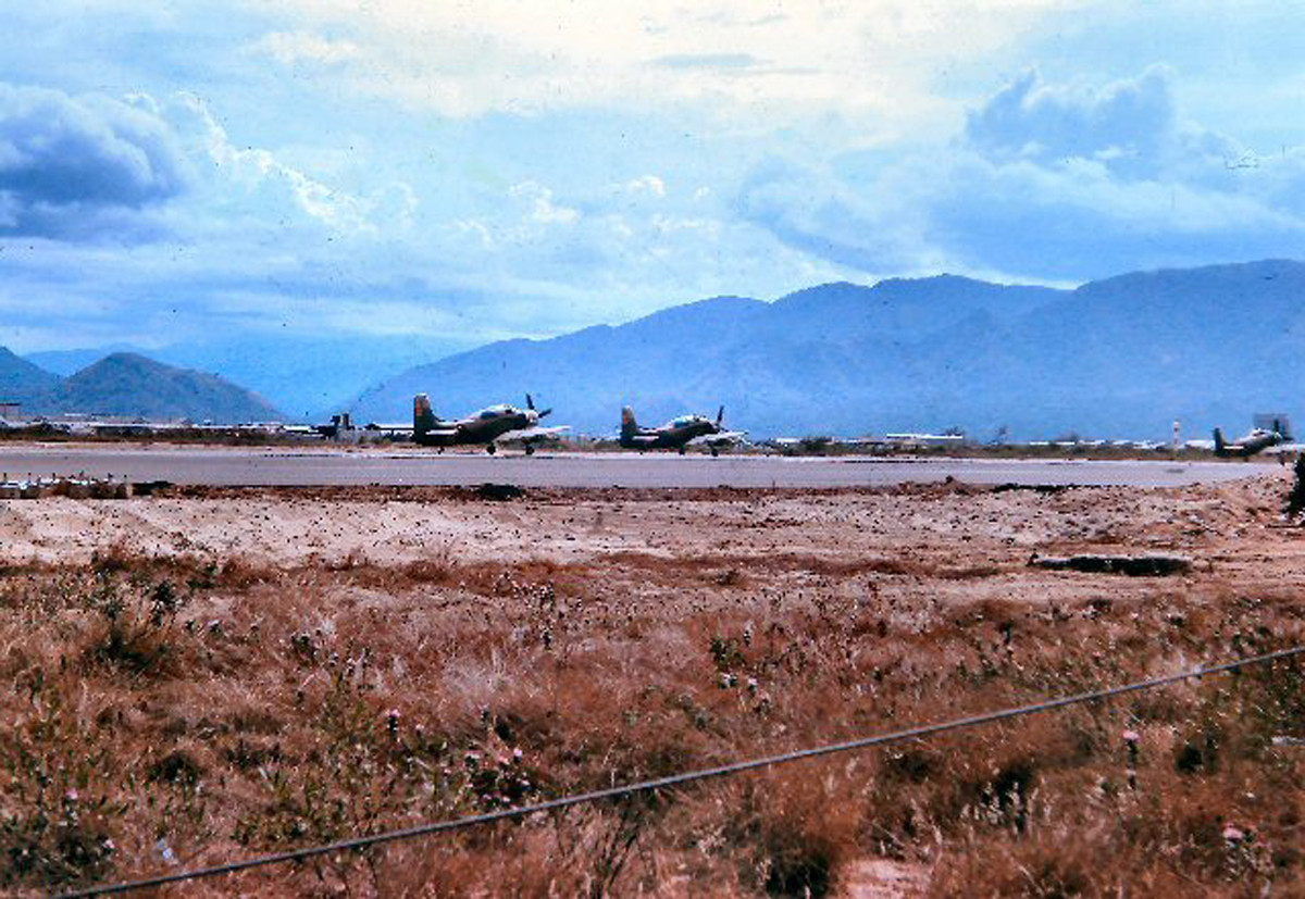 Hai chiếc máy bay Skyraiders xuất kích từ sân bay Nha Trang để thực hiện một phi vụ ném bom. Ảnh: http://459thsignal.org.