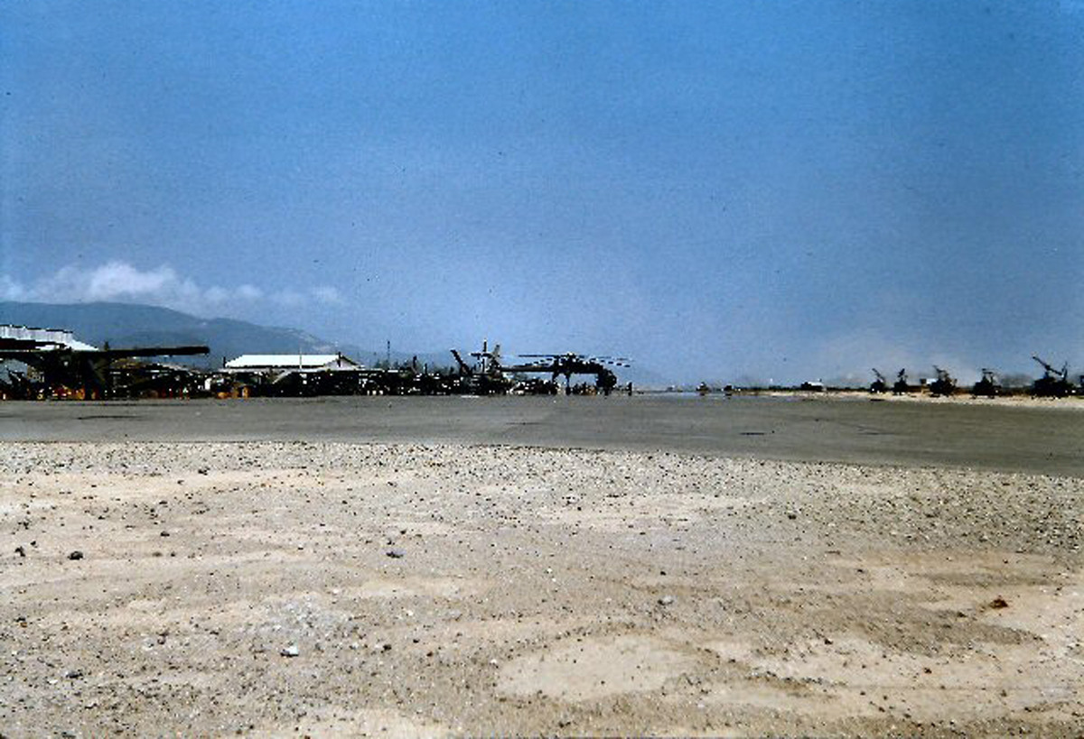 Ở giữa bức ảnh là trực thăng Sikorsky CH-54, còn được lính Mỹ gọi là "cần cẩu bay". Ảnh: http://459thsignal.org.