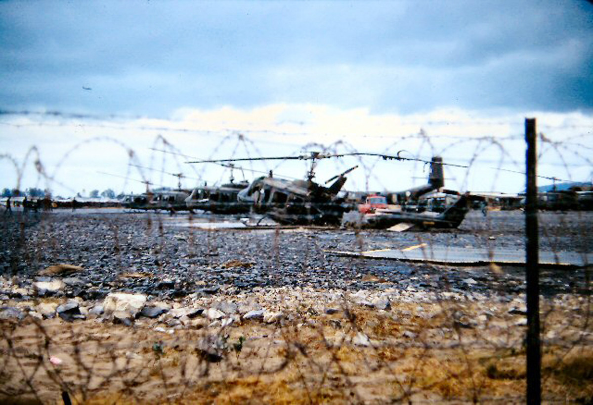 Xác một chiếc trực thăng bị gãy đôi được đưa về sân bay để tháo dỡ linh kiện. Ảnh: http://459thsignal.org.