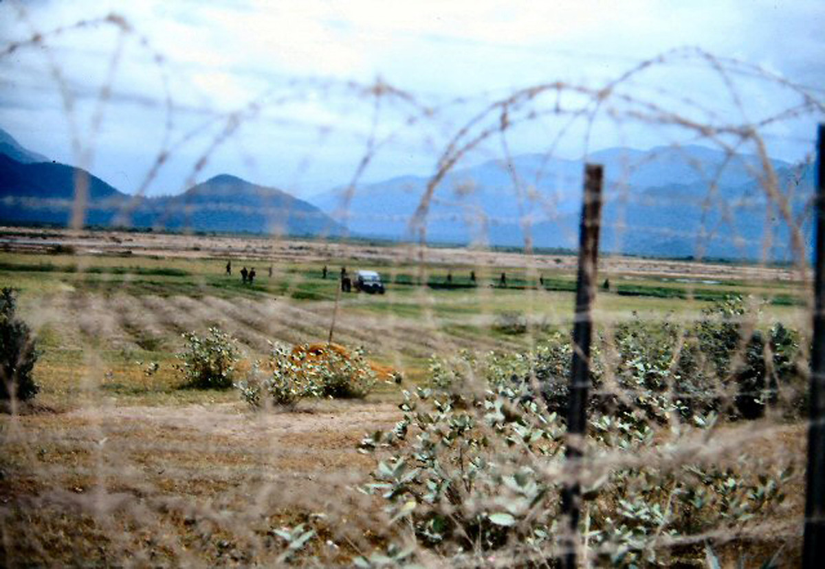 Lính Mỹ tuần tra trên cánh đồng ngoài sân bay. Ảnh: http://459thsignal.org.