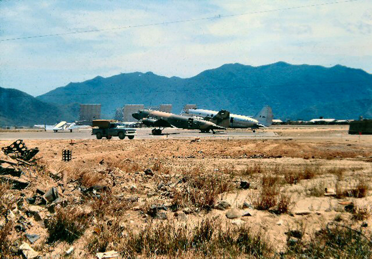 Hai chiếc máy bay AC-47 trên đường băng, phía xa là các giàn radar của quân đội Mỹ. Ảnh: http://459thsignal.org.