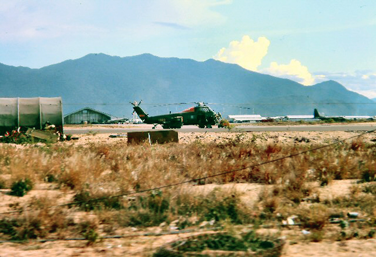 Một chiếc trực thăng UH-34 trên bãi đỗ. Ảnh: http://459thsignal.org.