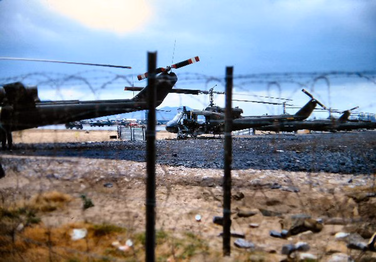 Những chiếc trực thăng UH-1 của Mỹ trong sân bay Nha Trang. Ảnh: http://459thsignal.org.