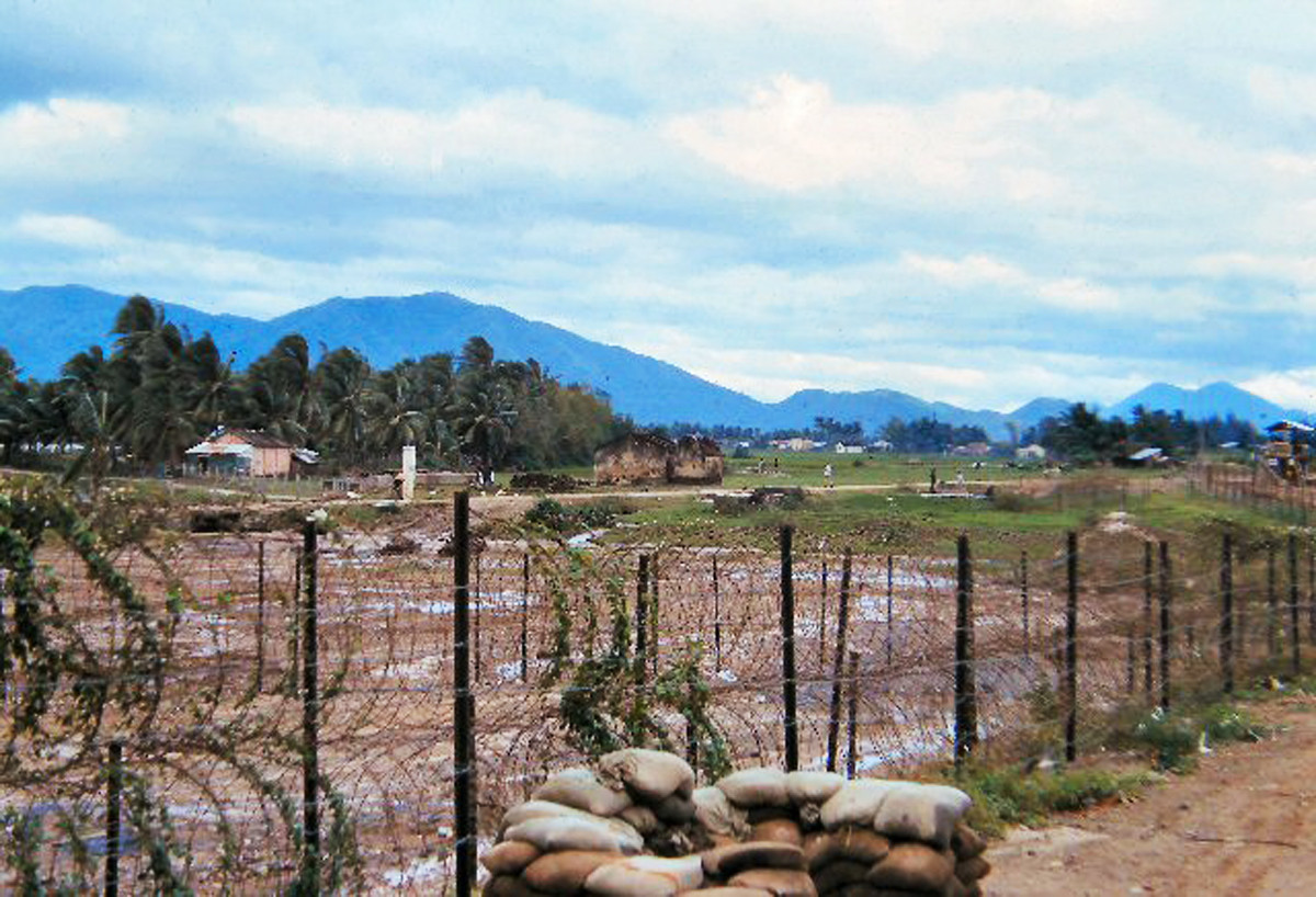 Vùng đất quanh sân bay thời điểm này còn khá hoang vu. Ảnh: http://459thsignal.org.