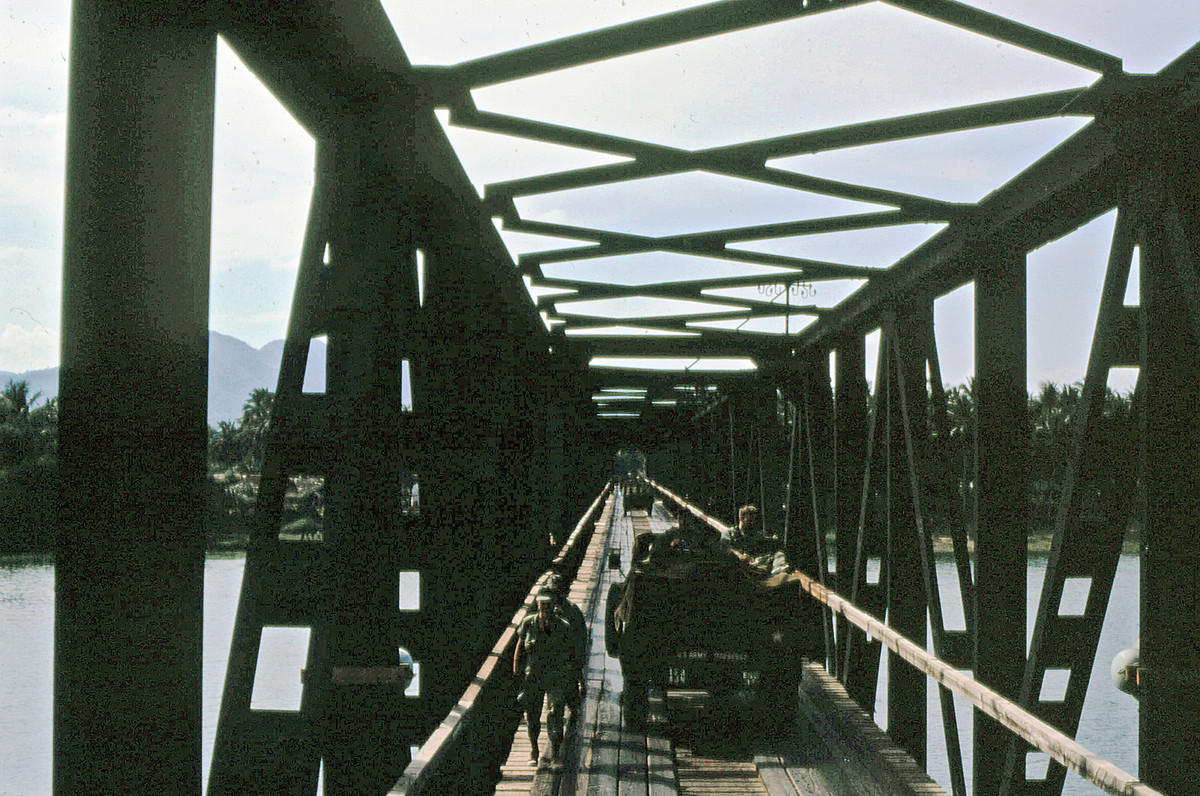 Trên cây cầu bắc qua sông Lại Giang. Ảnh: Steve Simpson/ 19engrvn.