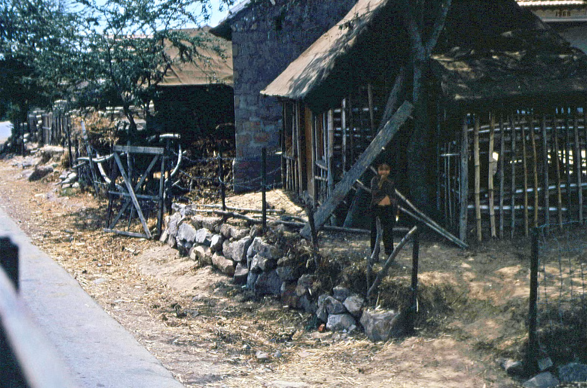 Khu dân cư ven Quốc lộ 1. Ảnh: Steve Simpson/ 19engrvn.