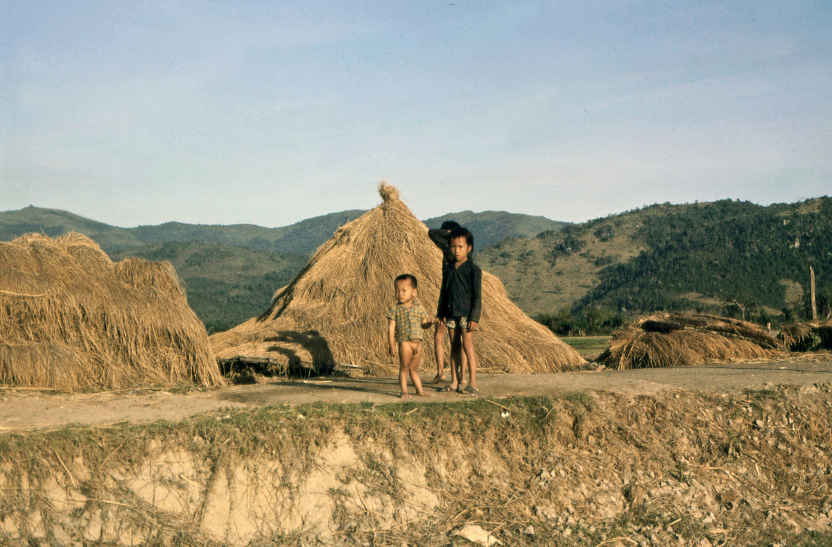 Những đứa bé trên đoạn đường quốc lộ đang được sửa chữa ở Bình Định. Ảnh: Steve Simpson/ 19engrvn.