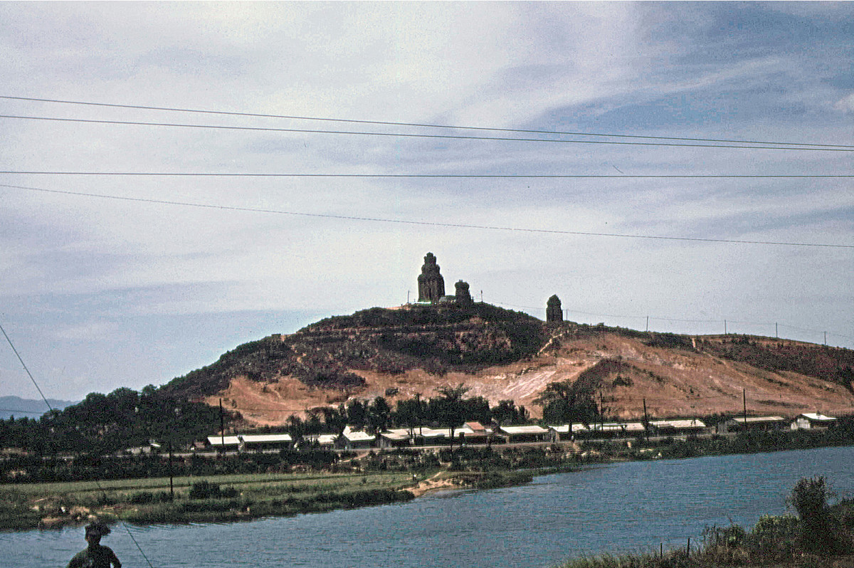 Tháp Bánh Ít - tòa tháp cổ của người Chăm ở Tuy Phước, Bình Định. Ảnh: Steve Simpson/ 19engrvn.