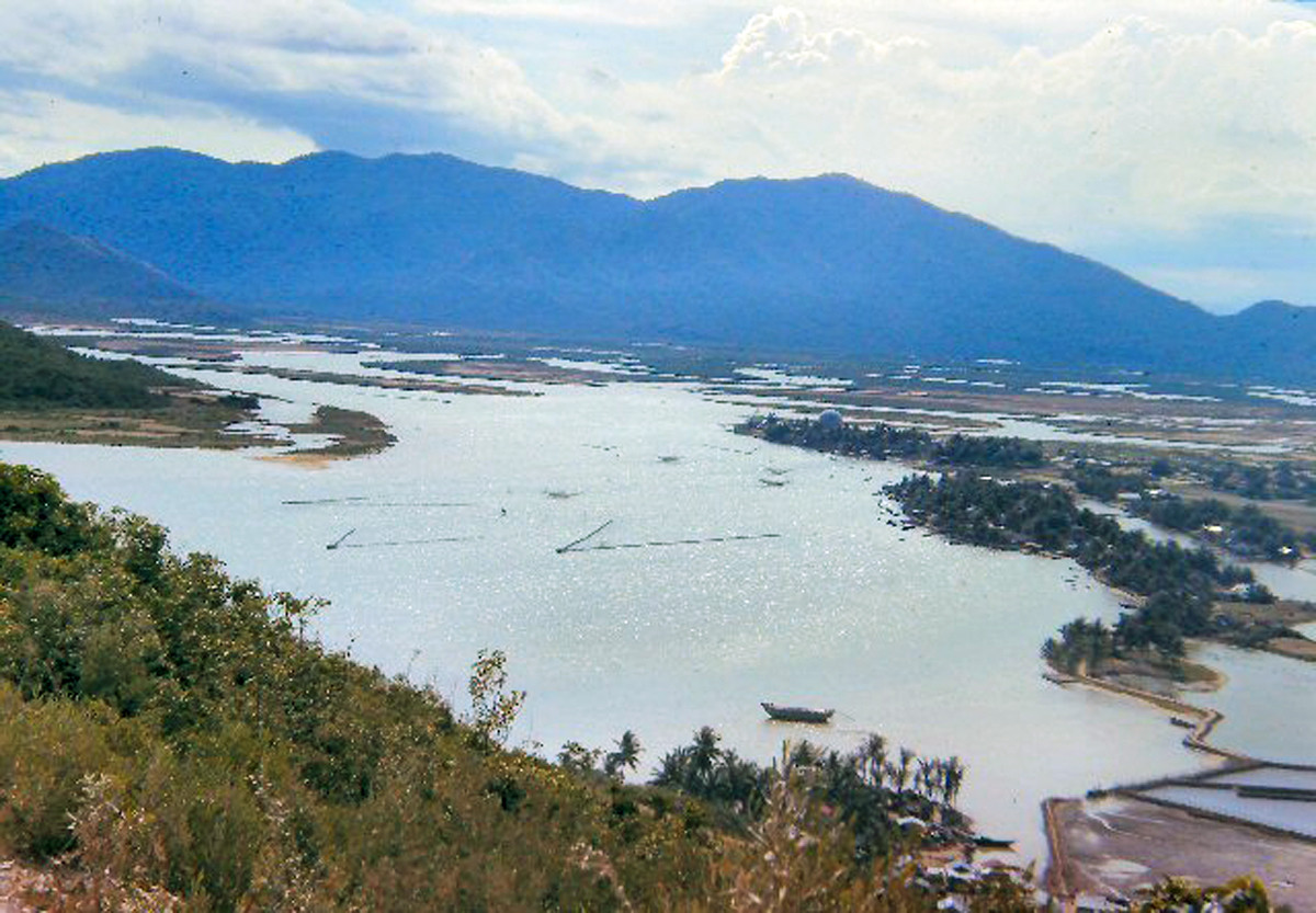 Khung cảnh nhìn gần trại McDermott, một căn cứ của Mỹ ở ngoại vi Nha Trang. Ảnh: 459thsignal.org.