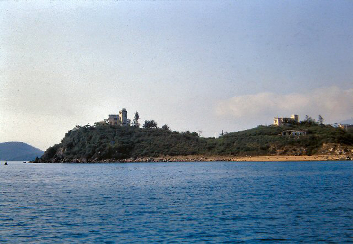 Biệt điện Cầu Đá là một cụm 5 toà biệt thự mang phong cách kiến trúc Pháp, được xây trên đỉnh núi năm 1923. Nơi đây còn được gọi là Lầu Bảo Đại do vua Bảo Ðại thường đến nghỉ trong giai đoạn 1940-1945. Ảnh: 459thsignal.org.