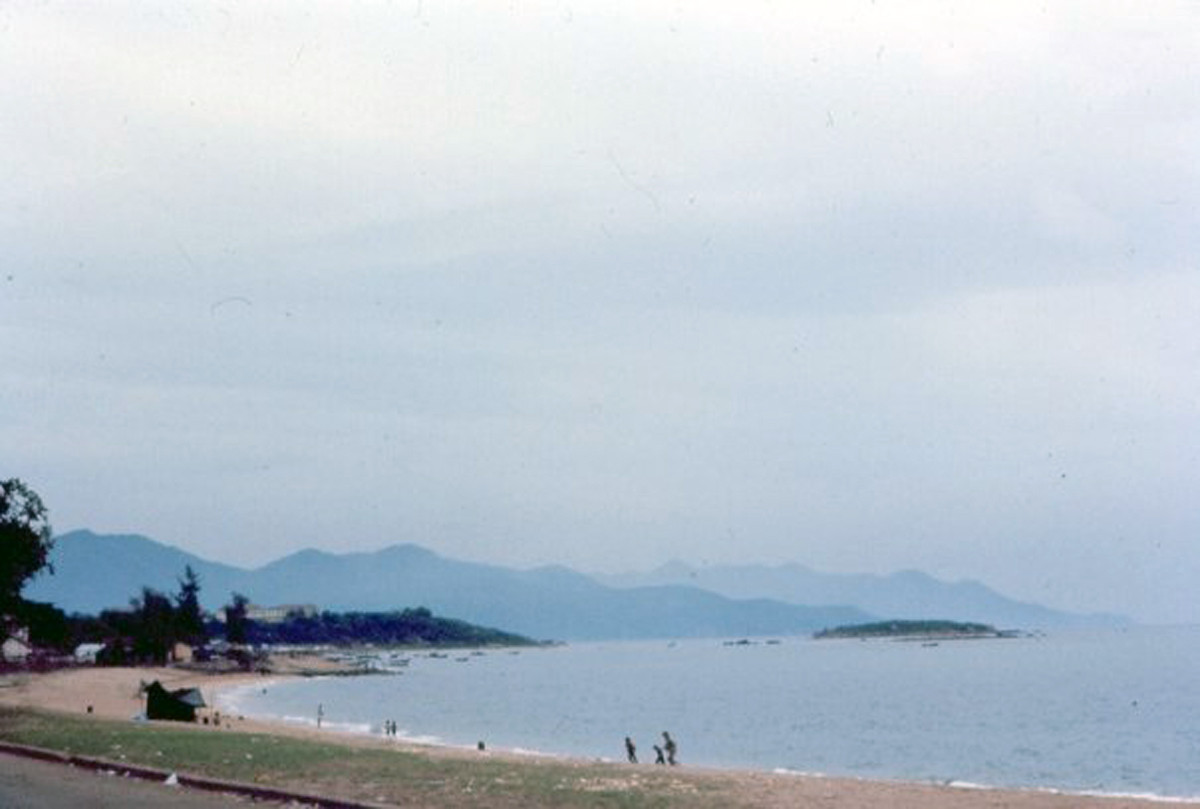 Vẻ hoang sơ của bãi biển Nha Trang thập niên 1960. Ảnh: 459thsignal.org.