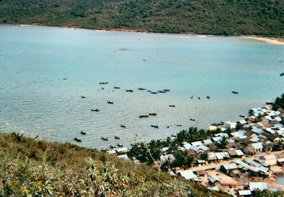 Góc nhìn khác về làng chài với những con thuyền đánh cá neo đậu trên vùng biển. Ảnh: 459thsignal.org.